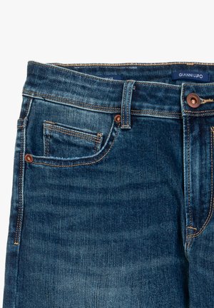 Jeans in denim blu scuro con cuciture arancioni, una piccola tasca frontale e un passante per la cintura. L'etichetta del marchio è visibile all'interno della vita.