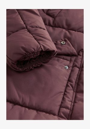 Burgunderfarbene Steppjacke mit einem gesteppten Design, ausgestattet mit elastischen Ärmeln und metallischen Druckknöpfen zum Verschließen. Weiche, glatte Textur.