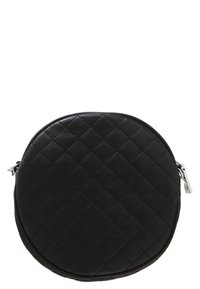 Kulatá černá prošívaná kožená taška s hladkým povrchem, stříbrnou hardware a zipovým uzávěrem. Její minimalistický design a kompaktní tvar ji činí velmi praktickou.