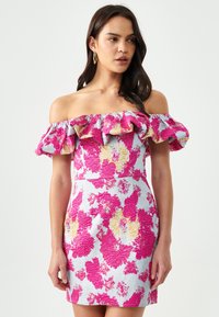 BWLDR SASH - Koktailové šaty/večierkové šaty - hot pink floral jacquard