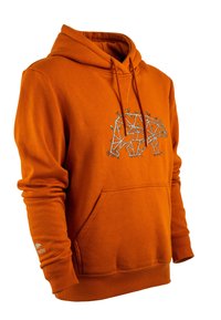 Sudadera naranja con bolsillo frontal, puños acanalados y un diseño geométrico de oso en plata con acentos verdes. Textura de tela suave.