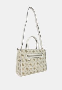 Borsa designer beige con superficie texturizzata, motivo logo dorato, doppi manici superiori e tracolla regolabile con tasca con zip.