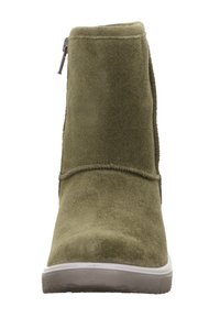 Grüne Wildleder-Stiefelette mit einem leichten Absatz, seitlichem Reißverschluss und strukturierter Oberfläche. Weiße Gummisohle und minimale Nähte.
