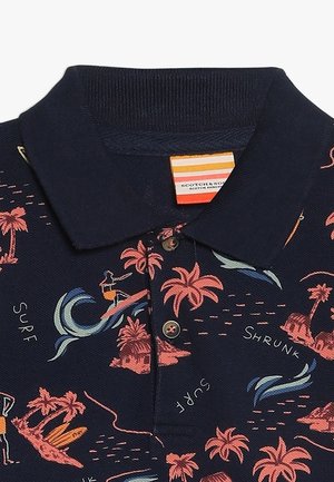 Marineblaues Polohemd mit buntem Surf-Motiv, das Palmen, Wellen und Strandszenen zeigt; ausgestattet mit klassischem Kragen und Knopfverschluss.