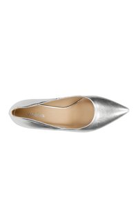 Zilveren metallic hoge hak schoenen met een spitse neus en een gladde textuur. Het interieur is voorzien van een beige voering. De merknaam "wojas" is zichtbaar.