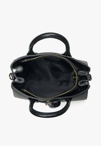 Czarna skórzana torebka z teksturowaną powierzchnią, złotym zamkiem błyskawicznym i dwiema krótkimi rączkami. Wnętrze wykończone czarną tkaniną, bez widocznych przegród.