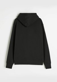 Czarna bluza z kapturem widok od tyłu, z kieszenią typu kangur, regulowanym sznurkiem w kapturze oraz prążkowanymi mankietami i dołem. Miękka tekstura tkaniny.