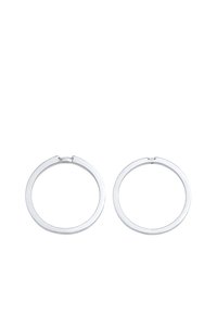 Sølvøreringe i form af glatte, cirkulære hoops med en poleret overflade og en let åben låsdesign for nem påføring.