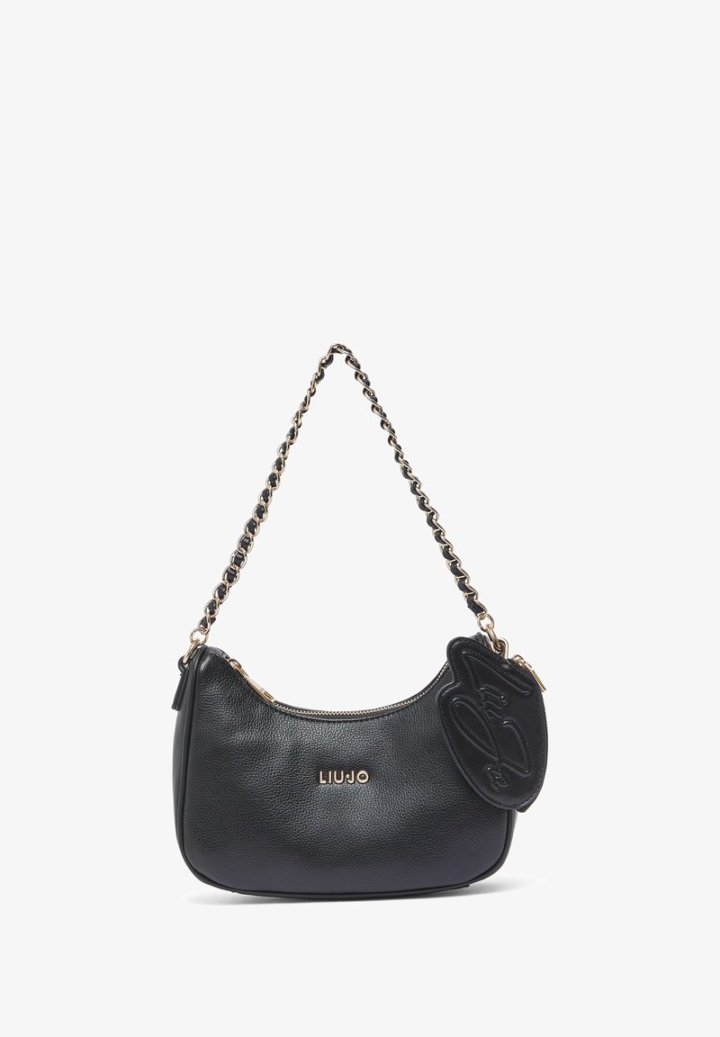 Sac à épaule en cuir noir avec une forme arrondie, des ferrures dorées et une bandoulière chaîne. Comporte un logo embossé et une fermeture éclair avec un accent décoratif.