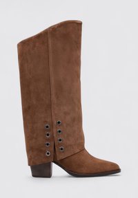 Bota de ante marrón hasta la rodilla con punta afilada, tacón cuadrado y detalles laterales con ojales negros y diseño de parte superior plegada.