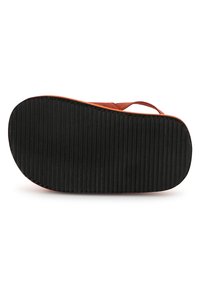 Gumiból készült flip-flop, texturált fekete talppal, élénk narancs és piros talpéval. Vékony pántok a megfelelő színekben.