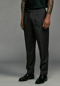 Next REGULAR FIT -CHECK SMART - Pantalones chinos - black