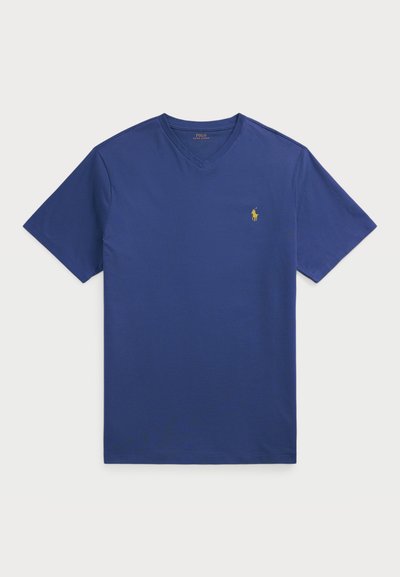 Niebieska koszulka polo z dekoltem w serek, wykonana z gładkiej bawełny, z krótkimi rękawami i małym żółtym logo na lewej piersi.