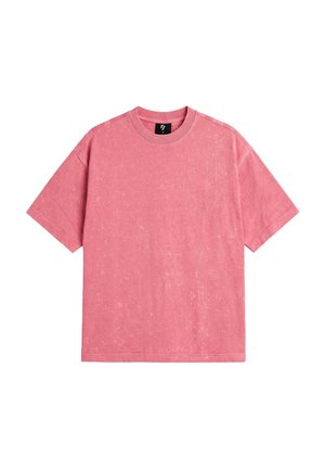 Różowy t-shirt z krótkim rękawem, okrągłym dekoltem i subtelnym teksturowanym wzorem, przedstawiony na białym tle.