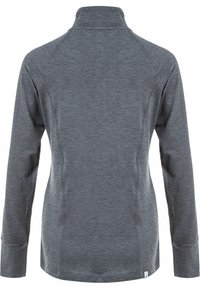 Harmaa pitkähihaisella puserolla, jossa on korkea kaulus, valmistettu teksturoidusta kankaasta. Siinä on raglan-hihat ja pieni logo alahelmassa.