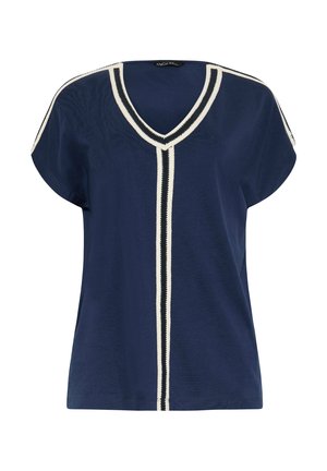 Top azul marino de manga corta con cuello en V, con ribete a rayas blanco y azul oscuro a lo largo del escote, los hombros y el centro delantero.