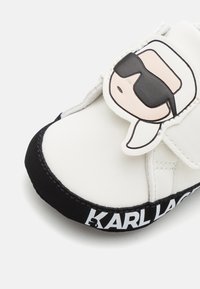 KARL LAGERFELD KIDS BABY SLIPPERS UNISEX - Spedbarnsko - white