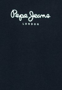 Námořnická modrá tričko s bílým logem "Pepe Jeans" a textem "LONDON" v hladkém, moderním písmu, na texturovaném pozadí.