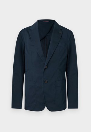 Granatowa marynarka męska z klapami z wycięciem, dwoma guzikami, dwoma naszywanymi kieszeniami z przodu oraz jedną kieszenią na piersi, prezentowana na jednolitym tle.