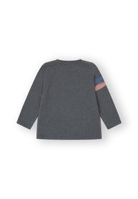 Camisa gris de manga larga con cuello redondo, que presenta acentos a rayas en tonos rosa y azul en la manga izquierda y un detalle de costura en contraste.