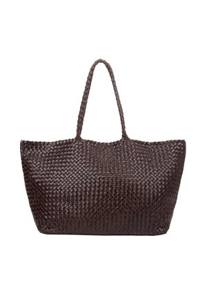 Duża torba typu tote w ciemnobrązowym kolorze o plecionej skórzanej fakturze, z dwoma długimi uchwytami, przedstawiona na białym tle.