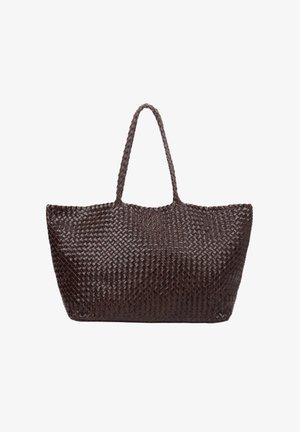 Geantă mare tip tote maro închis cu textură de piele țesută și două mânere lungi, prezentată pe un fundal alb.