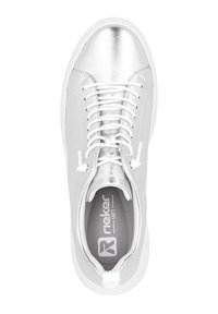 Weißer Sneaker mit einer glänzenden silbernen Zehenkappe, strukturiertem grauem Innensohle und weißen Schnürsenkeln. Verfügt über eine runde Fersenschlaufe für einfachen Ein- und Ausstieg.