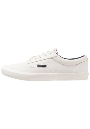 Hvid lavtop casual sneakers med snøredesign, sort inderforing og Jack & Jones stoflabel på siden.