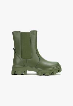 Botte en cuir vert olive mi-mollet avec semelle épaisse à crampons, panneau latéral élastique et languette de traction à l'arrière.