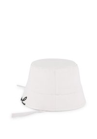 Witte bucket hat met een zachte stofstructuur, ronde bovenkant, brede rand en zwart geborduurd detail aan de zijkant.