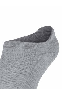 Calcetín gris hasta el tobillo con una superficie suave y texturizada y un puño elástico, que presenta un diseño minimalista sin patrones ni acentos visibles.