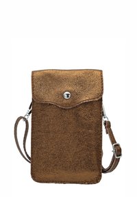 Pochette pour téléphone en cuir marron texturé avec rabat arrondi, fermeture à pression argentée et sangle réglable. Forme rectangulaire compacte.