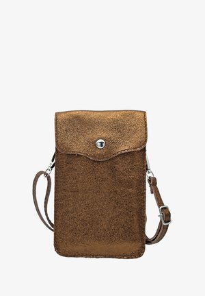 Pochette pour téléphone en cuir marron texturé avec rabat arrondi, fermeture à pression argentée et sangle réglable. Forme rectangulaire compacte.