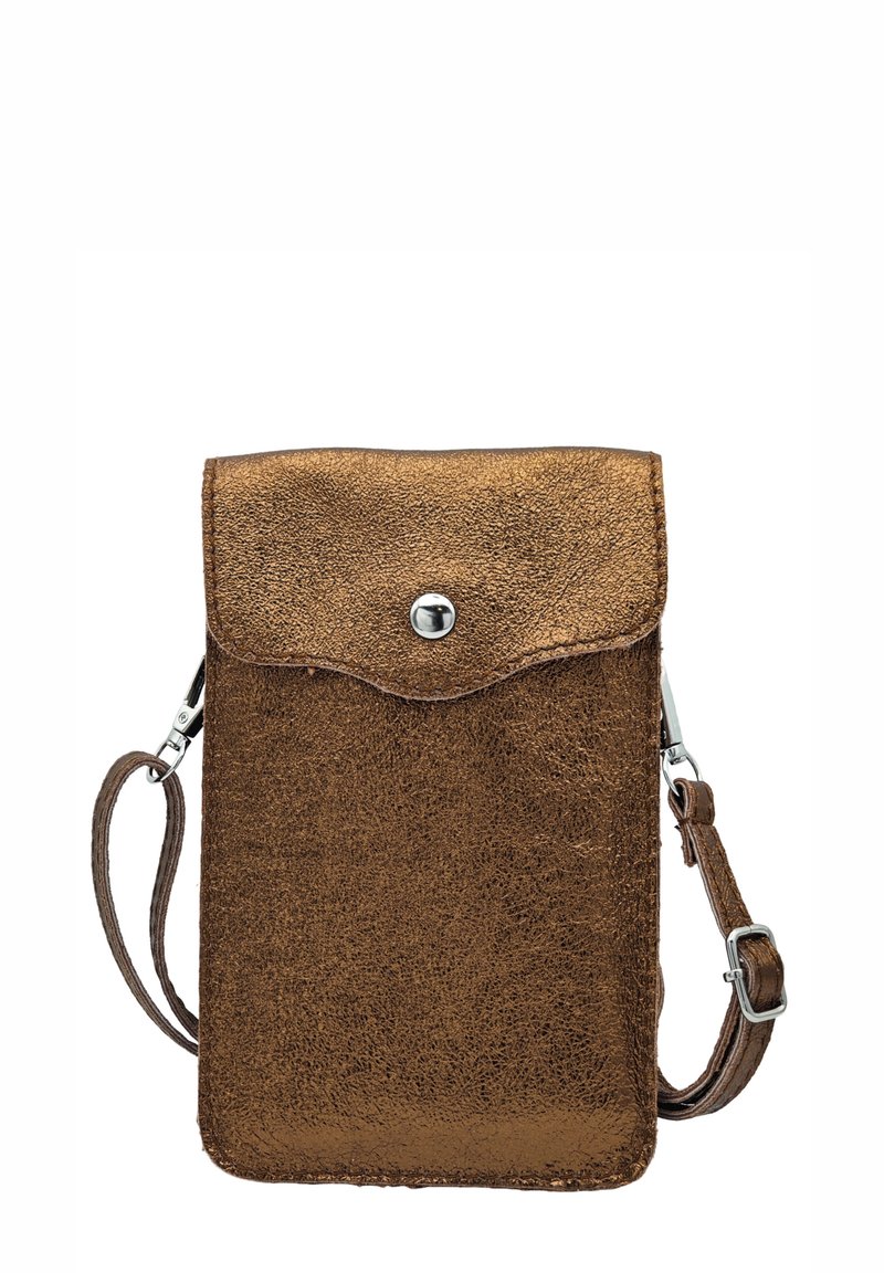 Pochette pour téléphone en cuir marron texturé avec rabat arrondi, fermeture à pression argentée et sangle réglable. Forme rectangulaire compacte.