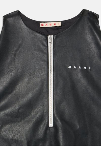 Haut sans manches en cuir noir avec un col montant et une fermeture éclair argentée à l'avant, portant le logo "MARNI" en blanc sur le côté gauche.