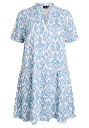 Kort hvid kjole med blåt blomstret og geometrisk mønster, korte ærmer og flæsedetalje på nederdelen.