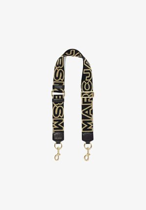 Correia de nylon preta com letras douradas, com clipes de metal em cada extremidade e acentos de couro. O design inclui um padrão de texto repetido.