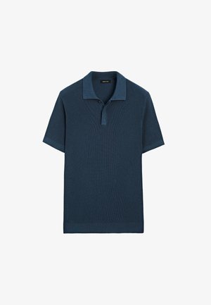 Polo à manches courtes bleu marine en tissu tricoté texturé, avec un col et une patte de boutonnage à deux boutons au niveau du cou.