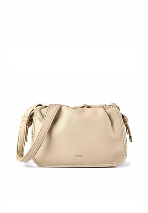 Bolso de hombro de cuero suave color beige con correa ajustable, parte superior fruncida y pequeño logo metálico de la marca centrado en el frente.