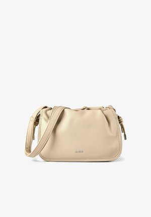 Beżowa miękka skórzana torba na ramię z regulowanym paskiem, marszczonym górnym brzegiem i małym metalowym logo marki umieszczonym na środku przodu.
