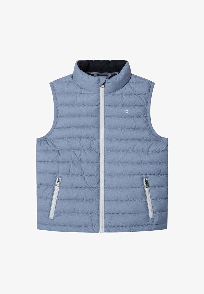 Svijetloplavi izolirani prsluk s uspravnim ovratnikom, horizontalnim kviltanim uzorkom, prednjim zatvaračem i dva bočna džepa sa patentnim zatvaračem.