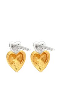 Herzförmige Ohrstecker aus Gold und Silber mit einer polierten Oberfläche. Die hervorgehobenen Texturen umfassen glattes Gold und glänzende Silberelemente.