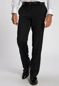 Zwarte dress pants gemaakt van gladde stof, met een slim fit, voorzien van een platte voorkant, gestroomlijnde benen en een riem met een glanzende gesp.