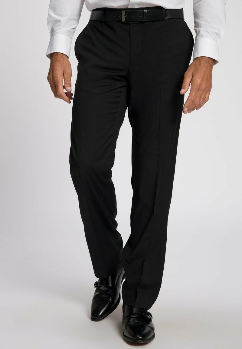 Zwarte dress pants gemaakt van gladde stof, met een slim fit, voorzien van een platte voorkant, gestroomlijnde benen en een riem met een glanzende gesp.