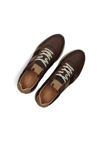 Bruine leren sneakers met crèmekleurige veters, met een mix van texturen en tinten, een gewatteerde kraag en een slank, rondvormig ontwerp.