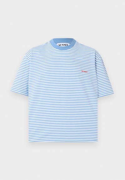 T-shirt a righe in azzurro chiaro e bianco, maniche corte, scollatura a girocollo ribattuta. Piccolo logo rosso posizionato sulla parte sinistra del petto.