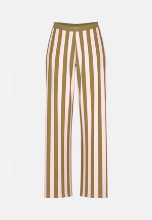 Wijde broek met verticale olijfgroene en lichtroze strepen en een olijfgroene tailleband op een effen achtergrond.