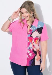 Rosa Kurzarmhemd mit Knöpfen, das ein farbenfrohes Grafikdesign einer Frau in Sonnenbrillen zeigt, umrandet von floralen Akzenten in Blau- und Lilatönen.