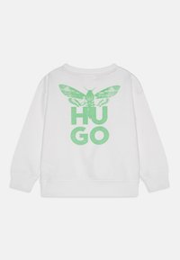 Weißes Sweatshirt mit einem großen grünen Schmetterlingsgrafik über dem Wort "HUGO" in einem passenden grünen, strukturierten Druck.