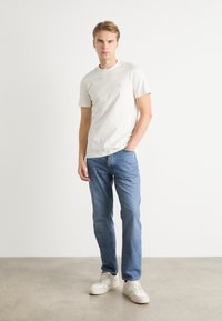 Calvin Klein Jeans HEAVY REGULAR  - Jednoduché tričko - ivory